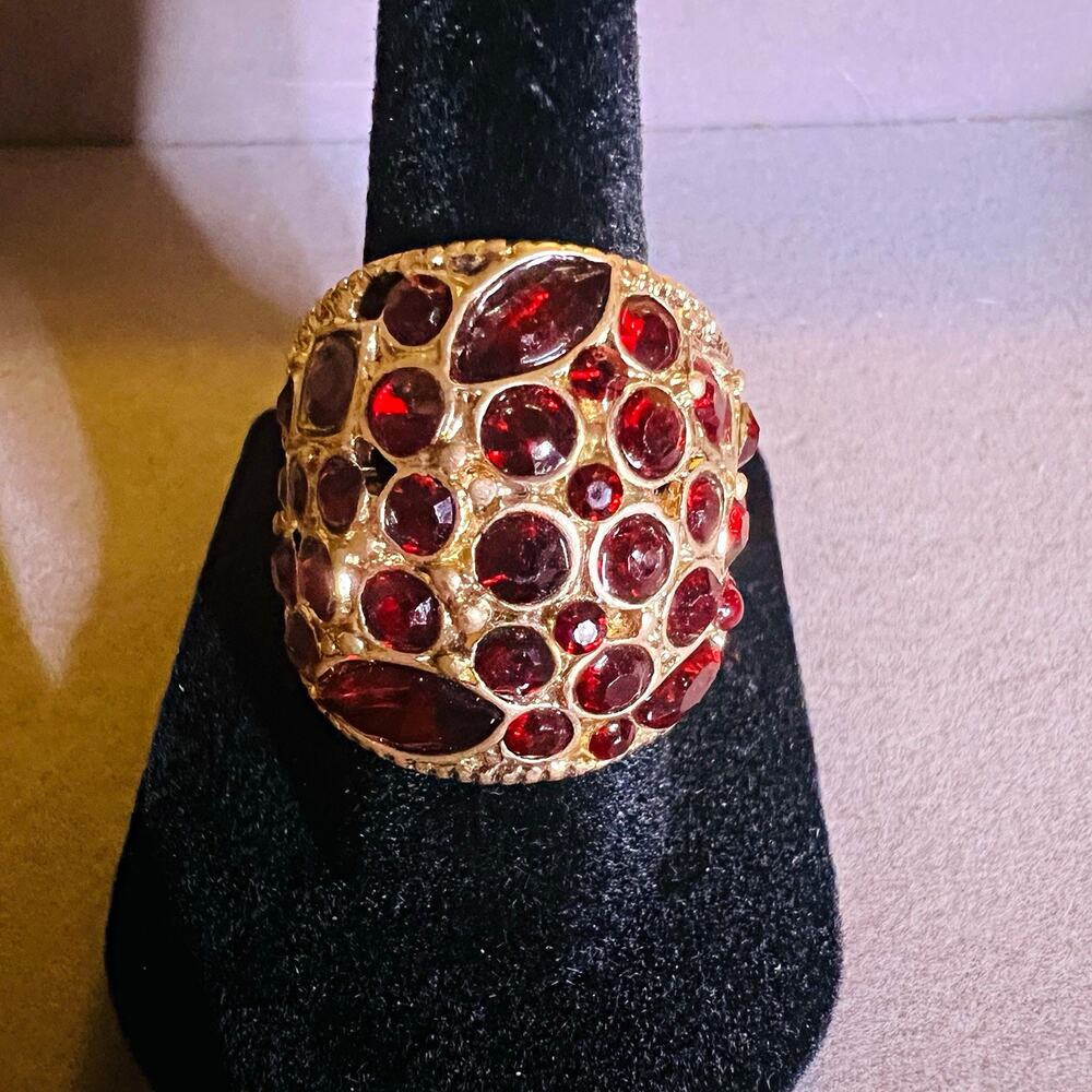 Vintage Gold Tone Red Crystal Cluster Stretchy Cocktail Ring Ribbed Band Size 5